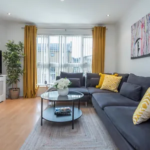 2 Bed Town House With Garden In Hackney, London